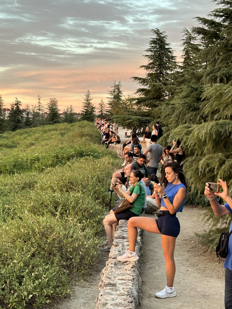 MIRADOR CUÑA VERDE. MORATALAZ. PÚBLICO DISFRUTANDO ATARDECER