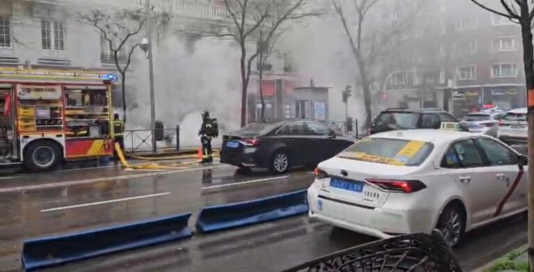 Caos en la esquina de Velázquez con Diego de León tras la rotura de un transformador en el número 20.