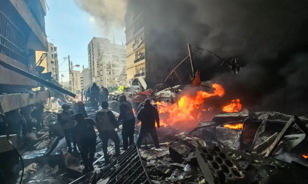 Equipos de rescate buscando las víctimas entre los escombros de los ataques en el barrio Corniche al-Mazraa de Beirut el 8 de abril de 2026. Fuente: USA TODAY NEWS