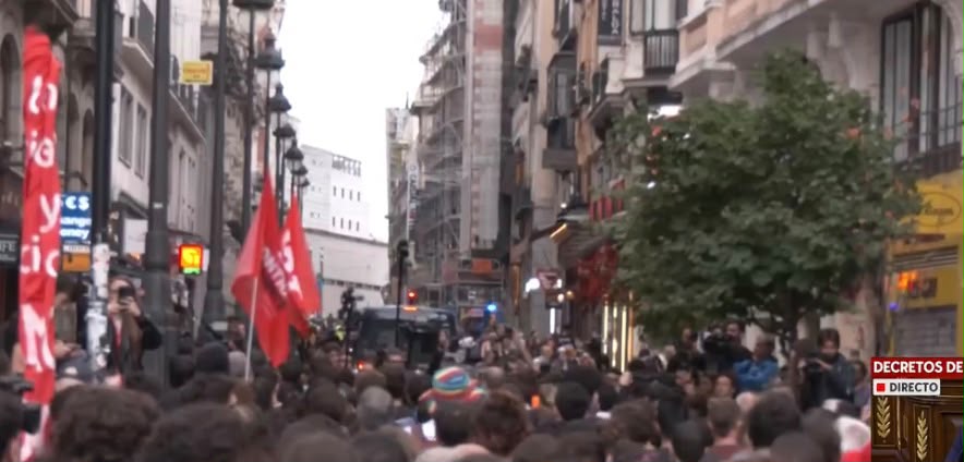 La protesta por la vivienda llega al Congreso mientras los diputados afrontan la votación de los dos decretos