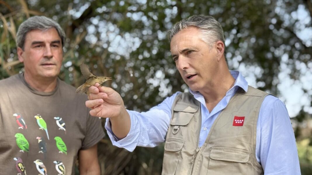 El consejero Novillo en la laguna de San Juan, en Chinchón
