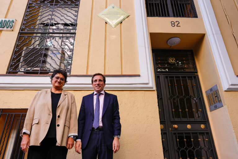 Madrid rinde homenaje a Constantino Mediavilla con una placa en Vallehermoso